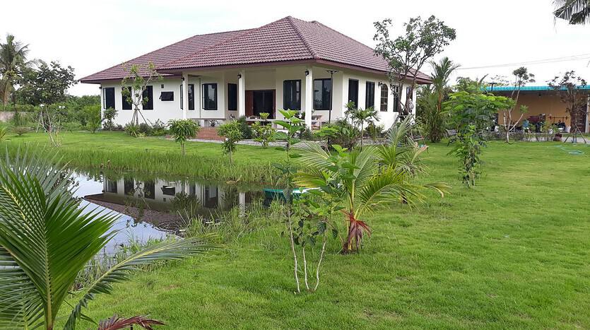 Spacious House for Sale in Hua Hin's Hin Lek Fai Area on a Large Land Plot