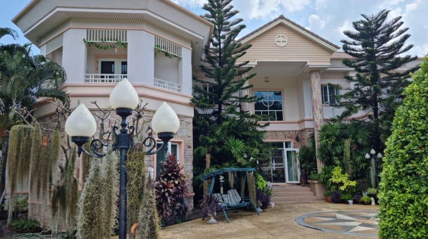 Luxurious Dream Home Pool Villa for Sale in Hua Hin